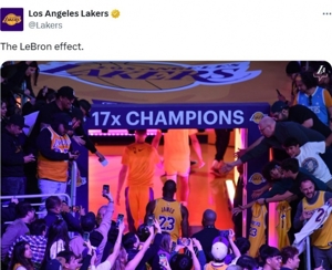 Hãy nhìn vào sự nổi tiếng này! Bài đăng chính thức của Lakers đăng ảnh James rời trận đấu: Tầm ảnh hưởng của anh