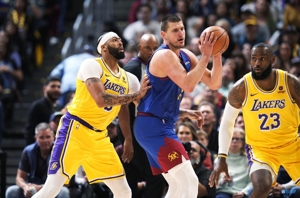 Trận chiến đang diễn ra sôi nổi! Nuggets thắng 31-23 trong hiệp thứ ba và hòa với Lakers 89-89 vào cuối hiệp ba.