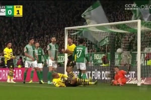 Bundesliga - Sancho lao tới chặt đầu bóng, Mullen móc thẳng Sabitzer vào lưới đỏ, 10 người Dortmund 2-1 Werder Bremen thăng hạng 4