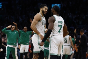 Đứng ra khỏi đám đông! Celtics đã thắng 50 trận, trở thành đội đầu tiên thắng 50 trận mùa này!