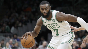 Hai quả ném phạt quan trọng + phòng thủ thành công! Jaylen Brown thực hiện 6 trong số 15 cú sút, đóng góp 21 điểm và 8 rebound.