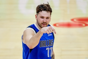 Màn trình diễn siêu sao! Doncic ghi được 41 điểm, 14 trên 27, 6 trên 11 ba điểm, 9 rebound, 11 kiến ​​​​tạo và 4 cướp.