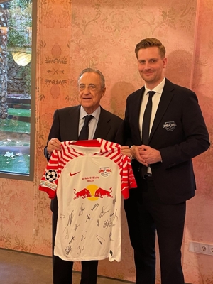 Tổng giám đốc Leipzig đã tặng Florentino một món quà, một chiếc áo đấu có chữ ký của Leipzig.