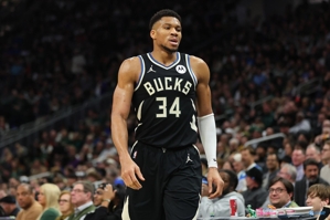 Thật khó để ngăn đội thua thảm hại! Antetokounmpo ghi được 30 điểm, 13 rebound và 4 kiến ​​​​tạo khi bắn 10 ăn 17.