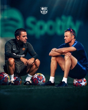 Tứ kết Champions League gặp Paris, Barcelona chính thức tung poster Xavi và Enrique nhìn nhau