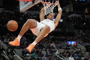 Hỏa lực thay thế! Keldon Johnson đã ghi được 24 điểm và 5 rebound khi bắn 8/12, với điểm cộng trừ cao nhất của đội là +14.