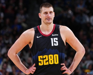 Không có ai bên trong để đánh bạn! Jokic ghi được 22 điểm và 10 rebound trong 9/15 hiệp đấu mà không có pha kiến ​​​​tạo nào.